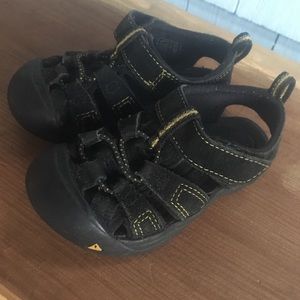 Keens Newport H2 Size 5 Black Keen Sandals